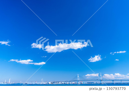 【湾岸風景】よく晴れた冬の日の横浜・大さん橋から見る横浜ベイブリッジ【神奈川県】 130793770