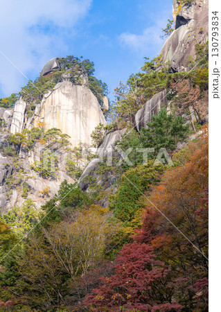 【紅葉素材】昇仙峡のシンボル覚円峰の紅葉【山梨県】 130793834