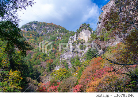【紅葉素材】昇仙峡のシンボル覚円峰の紅葉【山梨県】 130793846