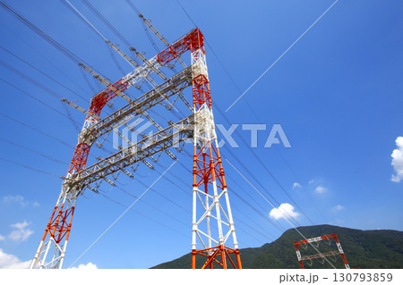 発電所から変電所や消費地に大量の電力を運ぶ送電線 130793859