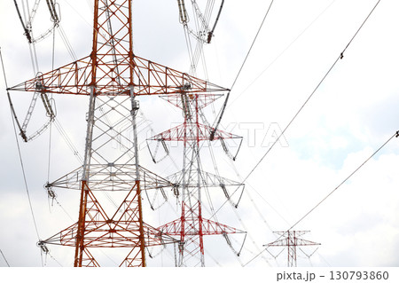 発電所から変電所や消費地に大量の電力を運ぶ送電線 130793860