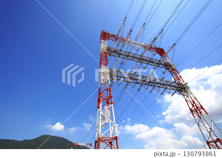発電所から変電所や消費地に大量の電力を運ぶ送電線 130793861