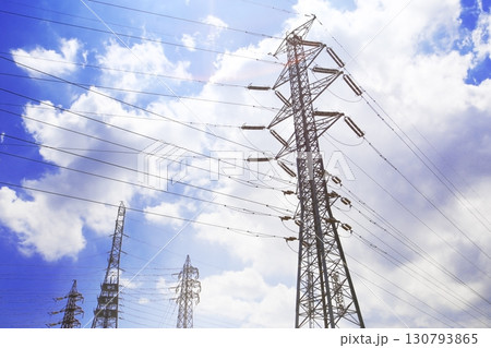 発電所から変電所や消費地に大量の電力を運ぶ送電線 130793865