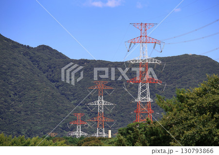 発電所から変電所や消費地に大量の電力を運ぶ送電線 発電所から変電所や消費地に大量の電力を運ぶ送電線 130793866