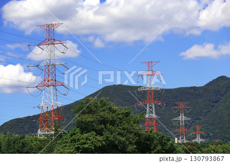 発電所から変電所や消費地に大量の電力を運ぶ送電線 130793867