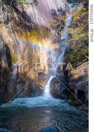 【滝素材】秋の昇仙峡・仙娥滝と虹【山梨県】 130793888