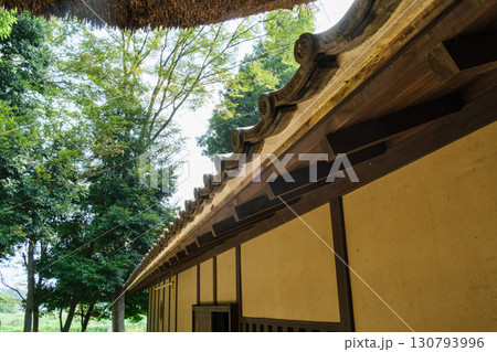 茅葺屋根と土壁 130793996