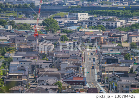 浜松市の街並みと第2東名高速道路の風景(静岡県) 130794428