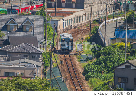 浜松市の街並みと天竜浜名湖鉄道の西鹿島駅の風景(静岡県) 130794451