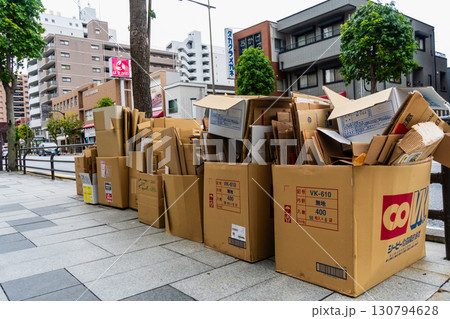 歩道に置かれた再資源のダンボール 歩道に置かれた再資源のダンボール 130794628