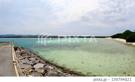 沖縄県八重山諸島鳩間島の港の海の風景 沖縄県八重山諸島鳩間島の港の海の風景 130794821