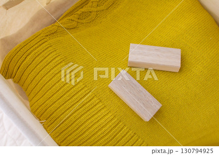 くすのきの木で作った防虫ブロックと衣服の写真 130794925