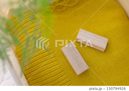 くすのきの木で作った防虫ブロックと衣服と葉っぱの写真 130794926