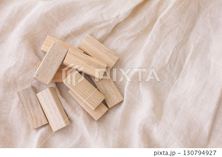 くすのきの木で作った防虫ブロックと衣服の写真 130794927