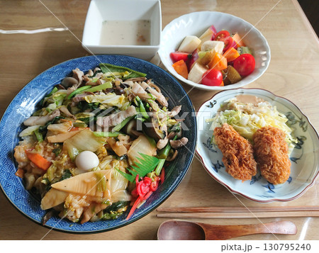 街中華で食べる五目あんかけ焼きそばのランチセット(カキフライの小鉢とスープ，デザート付き) 130795240