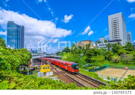 日本の東京都市景観 四ツ谷駅を出た東京メトロ丸ノ内線新型車両2000系などを望む 130795375