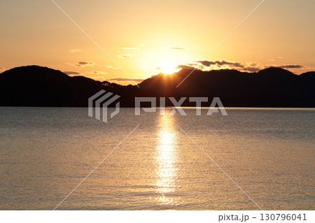 海に沈む夕日 130796041