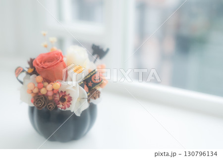 かぼちゃの器に入ったカラフルなバラ 130796134