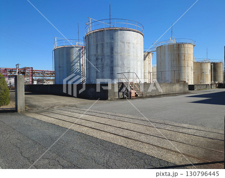 Liquid storage tanks in a chemical factory / 化学工場に 130796445