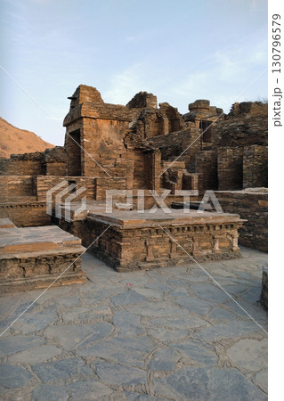 紀元前2世紀にガンダーラで栄えた仏教の山岳寺院の姿が美しく残るタクティバヒ寺院跡 紀元前2世紀にガンダーラで栄えた仏教の山岳寺院の姿が美しく残るタクティバヒ寺院跡 130796579