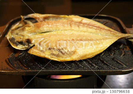 アジの開きを焼いているイメージ 130796638