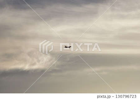 飛行機 背景 さまざまな表情の雲 空 太陽 夕空 朝焼け 飛行機 背景 さまざまな表情の雲 空 太陽 夕空 朝焼け 130796723