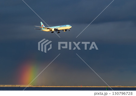 飛行機 背景 さまざまな表情の雲 空 太陽 夕空 朝焼け 飛行機 背景 さまざまな表情の雲 空 太陽 夕空 朝焼け 130796728