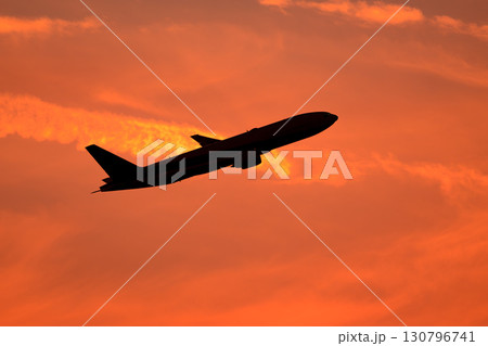 飛行機　背景　さまざまな表情の雲　空　太陽　夕空　朝焼け 130796741