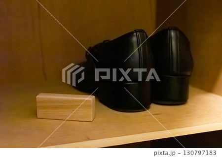 くすのきの木で作った防虫ブロックと靴の写真 130797183