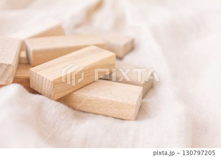 くすのきの木で作った防虫ブロックと衣服の写真 130797205