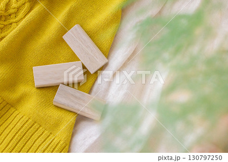 衣替えに使うくすのきの木で作った防虫ブロックと衣服と葉っぱの写真 衣替えに使うくすのきの木で作った防虫ブロックと衣服と葉っぱの写真 130797250