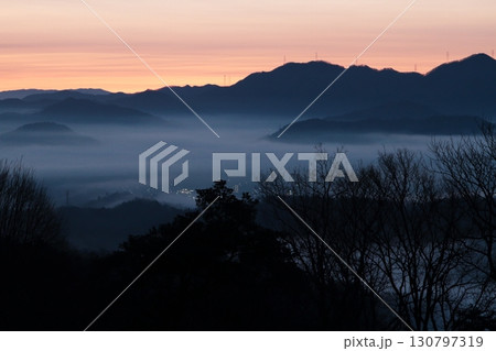 雲海に浮かぶ山々 雲海に浮かぶ山々 130797319