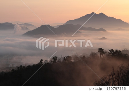 雲海に浮かぶ山々 130797336