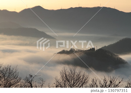 雲海に包まれた夜明けの山間部 130797351