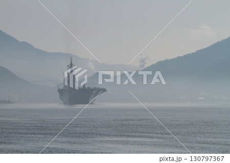 航行する護衛艦ひゅうが 航行する護衛艦ひゅうが 130797367