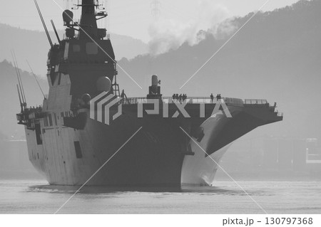 航行する護衛艦ひゅうが 航行する護衛艦ひゅうが 130797368