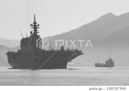 航行する護衛艦ひゅうがのシルエット 130797369