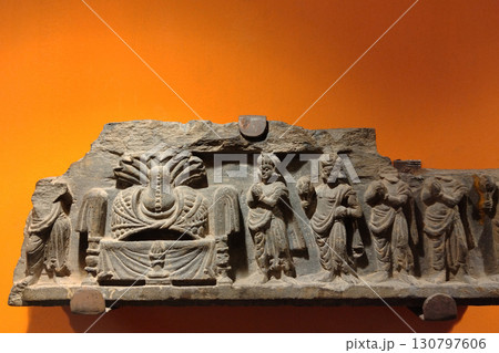 ガンダーラの要衝パキスタンのペシャワール市にあるペシャワル博物館に展示される小彫刻ターバン供養 130797606