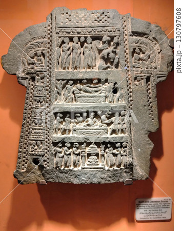 ガンダーラの要衝パキスタンのペシャワール市にあるペシャワル博物館に展示されるお釈迦様の最後の様子 130797608