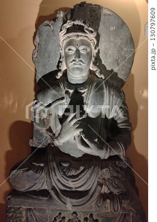 ガンダーラの要衝パキスタンのペシャワール市にあるペシャワル博物館に展示される菩薩像 130797609