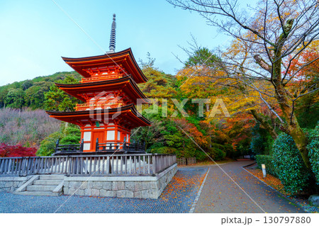 清水寺の紅葉と子安の塔 130797880