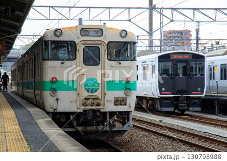 直方駅で並ぶキハ147形BRTラッピングトレインと817系電車 直方駅で並ぶキハ147形BRTラッピングトレインと817系電車 130798988