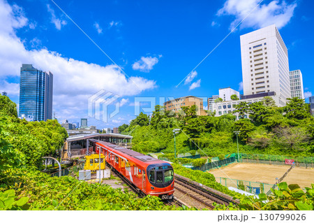 日本の東京都市景観 四ツ谷駅に到着する東京メトロ丸ノ内線新型車両2000系などを望む 130799026
