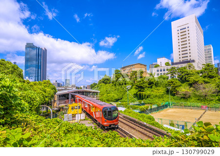 日本の東京都市景観 四ツ谷駅に到着する東京メトロ丸ノ内線新型車両2000系などを望む 日本の東京都市景観 四ツ谷駅に到着する東京メトロ丸ノ内線新型車両2000系などを望む 130799029