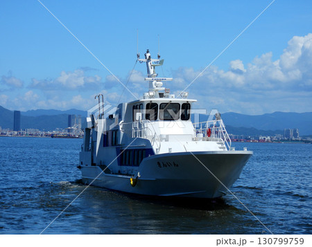 桟橋から見た青い空と白い船 130799759