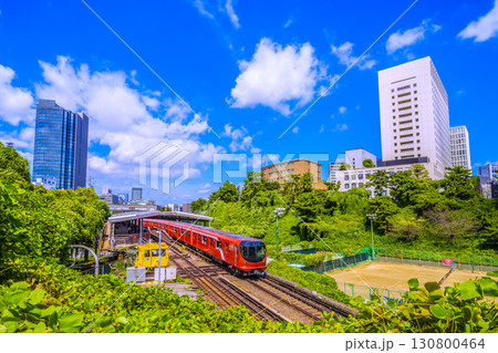 日本の東京都市景観 四ツ谷駅を出発した東京メトロ丸ノ内線新型車両2000系などを望む（C） 130800464
