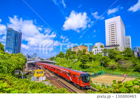 日本の東京都市景観 四ツ谷駅を出発した東京メトロ丸ノ内線新型車両2000系などを望む（C） 130800465