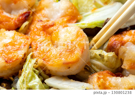 海老と椎茸と白菜の中華風炒め物、調理シーン。 海老と椎茸と白菜の中華風炒め物、調理シーン。 130801238