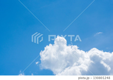 夏の青空と日差しに輝く夏の雲01 夏の青空と日差しに輝く夏の雲01 130801248