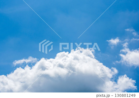夏の青空と日差しに輝く夏の雲02 夏の青空と日差しに輝く夏の雲02 130801249